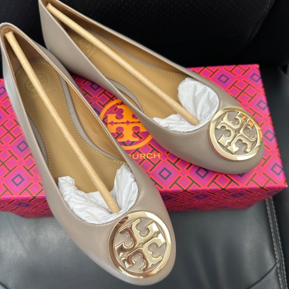 NIB! Tory Burch 64090 Benton 2 Ballet Flat Metal Logo French Grey Size 6.5 Women - Picture 3 of 8